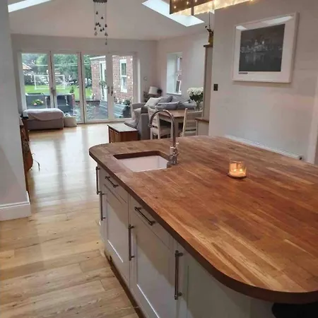 Spacious 3-bed In Free Parking Sleeps 5 Dom wakacyjny York
