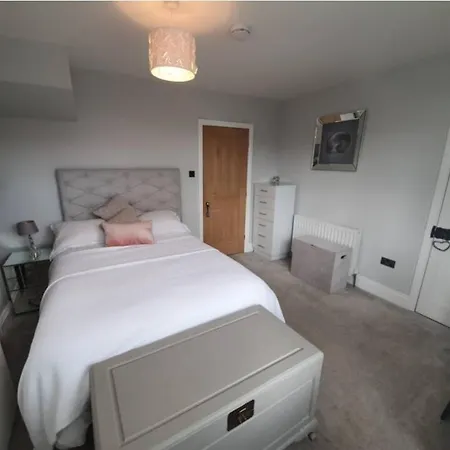 Spacious 3-bed In Free Parking Sleeps 5 別荘 *
