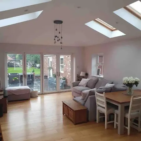 Spacious 3-bed In Free Parking Sleeps 5 Hébergement de vacances *
