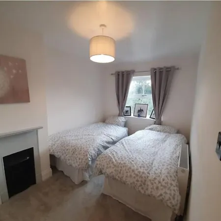 Spacious 3-bed In Free Parking Sleeps 5 Hébergement de vacances