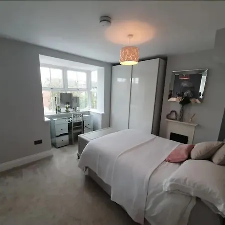 Ferienhaus Spacious 3-bed In Free Parking Sleeps 5 *